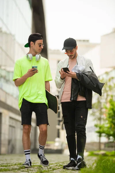 Hombre Guapo Está Hablando Con Sus Amigos Mientras Amigo Está — Foto de Stock