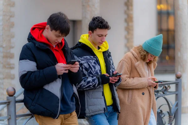 Groupe Jeunes Amis Étonnants Beaux Sont Recherche Leurs Téléphones — Photo