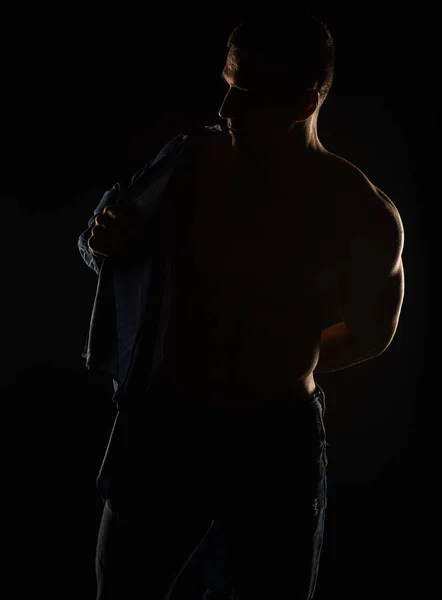 Porträt Eines Gutaussehenden Typen Zieht Sein Hemd Silhouette — Stockfoto