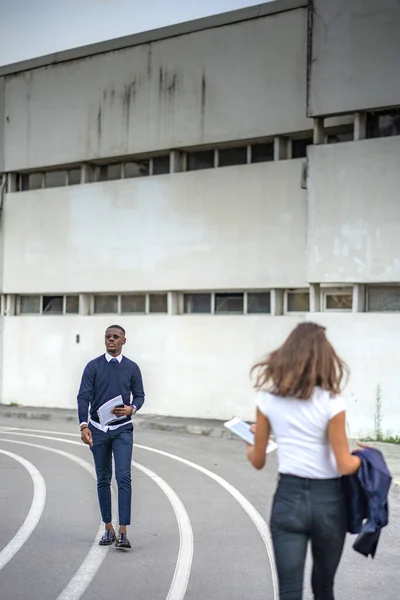 Dos Compañeros Trabajo Negocios Multirraciales Están Caminando Una Manera Diferente — Foto de Stock