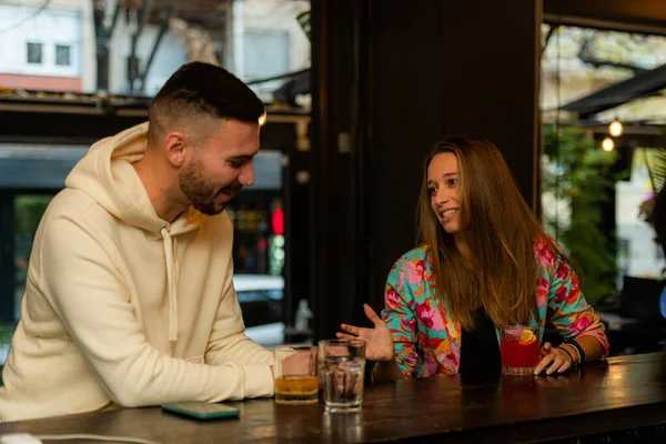 Jovem Atraente Bonito Está Flertando Com Garota Enquanto Conversa Bebe — Fotografia de Stock