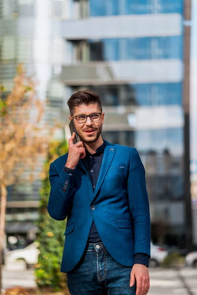 Joven Abogada Hablando Por Celular Durante Una Caminata Por Centro — Foto de Stock