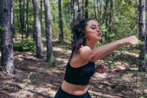 Ormanın Ortasında Direk Yumruklarla Kickbox Yapan Seksi Esmer Bir Kadının — Stok fotoğraf