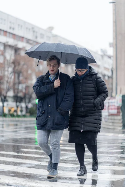 Dos Empresarios Están Cruzando Calle Juntos Mientras Piensan Hablan Compañía — Foto de Stock