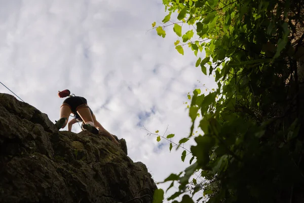 Güzel Yapılı Kız Yüksek Tepeye Tırmanıyor — Stok fotoğraf