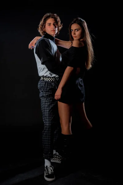 Στιγμιότυπο Μόδας Στούντιο Του Σύγχρονου Άντρα Και Κορίτσι Ποζάρουν Μοντέρνα — Φωτογραφία Αρχείου