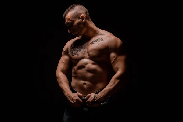 Bodybuilder Poseren Mooie Sportieve Mannelijke Kracht Fitness Gespierde Man Donkere — Stockfoto