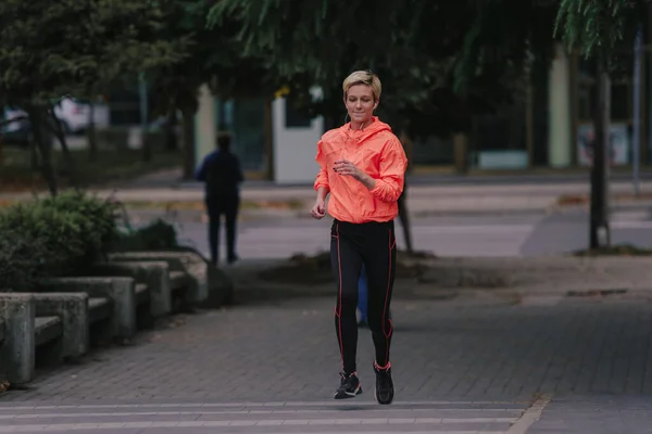 有吸引力的女运动员在城市环境中进行跑步锻炼 — 图库照片