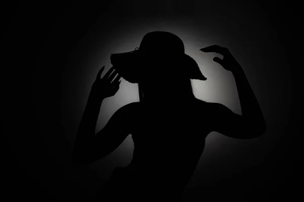 Καταπληκτική Και Σκοτεινή Σιλουέτα Ενός Κοριτσιού Που Ποζάρει Καπέλο — Φωτογραφία Αρχείου