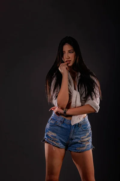 Chica Seductora Flrty Está Posando Estudio Sobre Fondo Gris Mientras — Foto de Stock