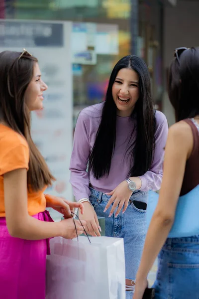 Tres Chicas Jóvenes Atractivas Están Hablando Mientras Cuentan Chistes Ríen —  Fotos de Stock