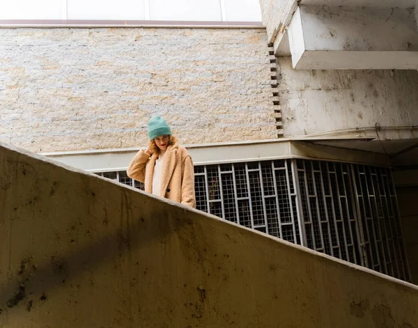 Atractiva Sorprendente Chica Joven Está Posando Las Escaleras — Foto de Stock