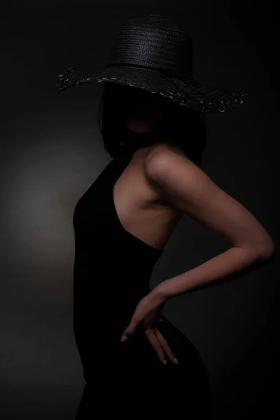 Chica Misteriosa Anónima Está Posando Vestido Negro Sombrero Estudio — Foto de Stock
