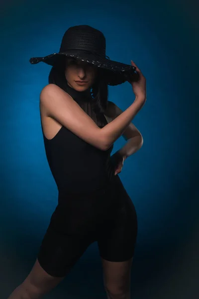 Sexy Seductora Mujer Está Jugando Con Sombrero Mientras Posa Set — Foto de Stock