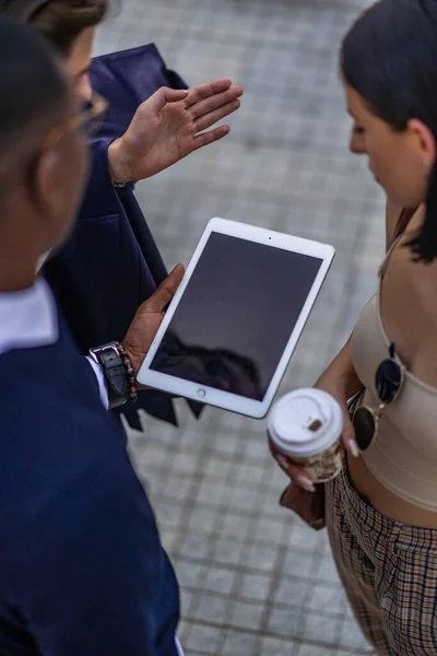 Três Pessoas Negócios Multirraciais Estão Olhando Para Tablet Anjo Alto — Fotografia de Stock