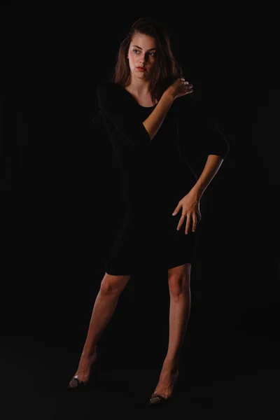 Портрет Женщины Модели Позирующей Модной Короткой Юбке Темном Фоне — стоковое фото