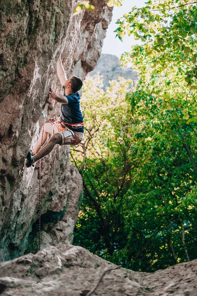 Rockclimber Com Dreadlocks Escalando Uma Montanha — Fotografia de Stock