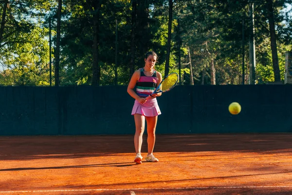 Fiatal Női Teniszező Üti Labdát Földre Egy Ütő Miközben Várja — Stock Fotó