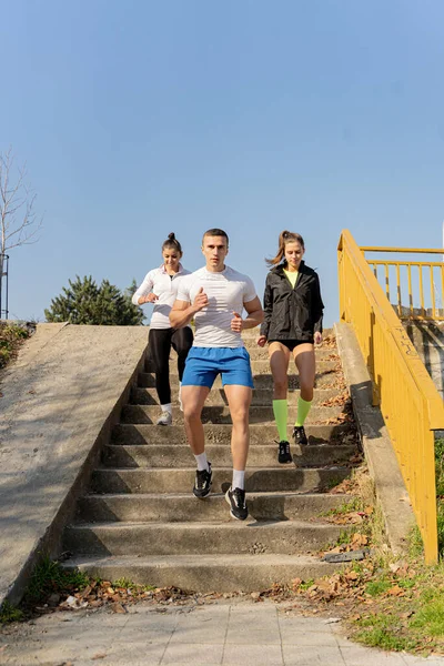 Drei Attraktive Und Erstaunlich Fitte Freunde Laufen Beim Training Gemeinsam — Stockfoto