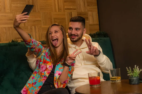 Increíble Hermosa Pareja Joven Está Tomando Una Selfie Mientras Hace —  Fotos de Stock