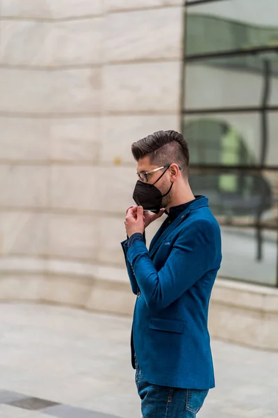 Empreendedor Masculino Confiante Tendo Conversa Telefônica Roaming Com Gerente Administrativo — Fotografia de Stock
