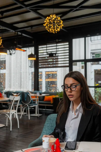 Atractiva Hermosa Joven Empresaria Está Mirando Café —  Fotos de Stock