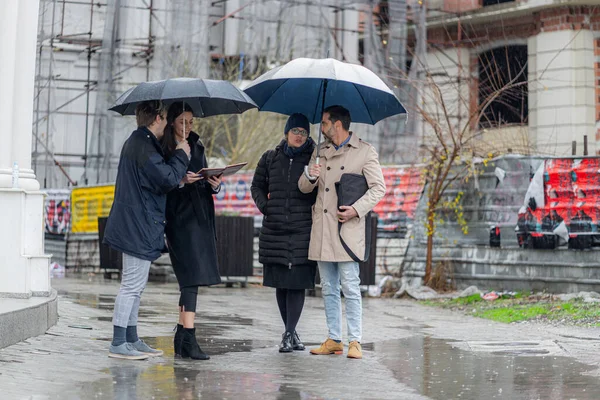 Cuatro Personas Negocios Increíbles Hermosos Están Pie Juntos — Foto de Stock