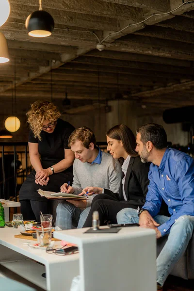 Cuatro Personas Negocios Están Haciendo Los Patrones Juntos Para Empresa — Foto de Stock