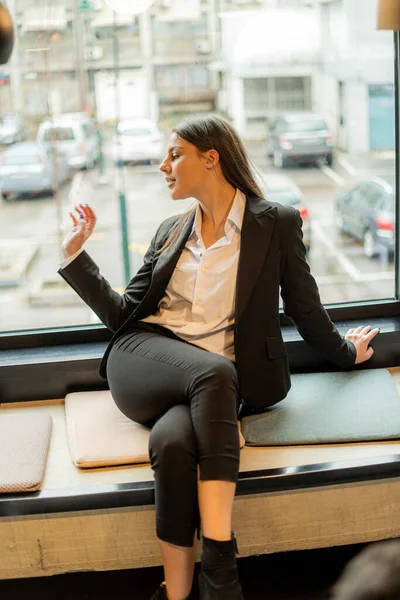 Atractiva Hermosa Mujer Negocios Está Sentada Envenenada Cafetería — Foto de Stock