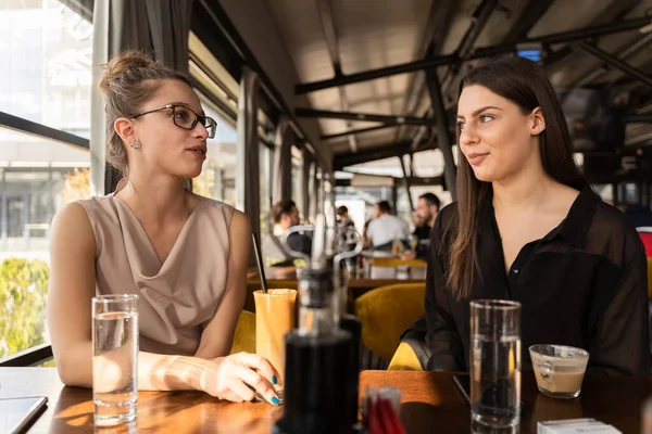 Dos Socios Negocios Increíbles Atractivos Están Sonriendo Hablando Entre —  Fotos de Stock