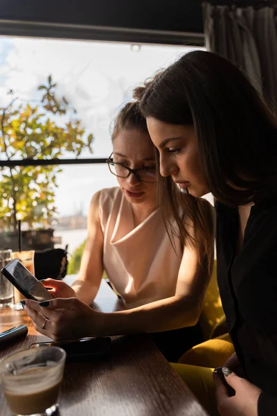 Group Young Business People Having Meeting Cafe Business Plans — Stock Photo, Image