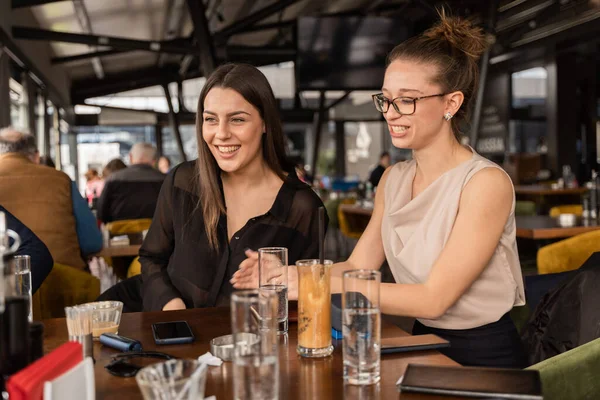 Grupo Jovens Empresários Estão Rindo Juntos Café — Fotografia de Stock