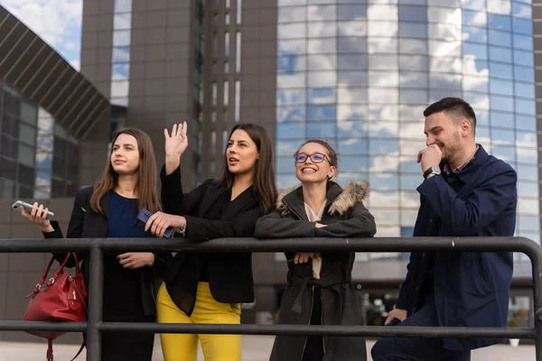 Grupo Jovens Empresários Estão Conversando Uns Com Outros Fora — Fotografia de Stock