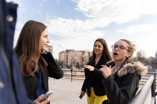 Groupe Jeunes Gens Affaires Rient Dehors — Photo