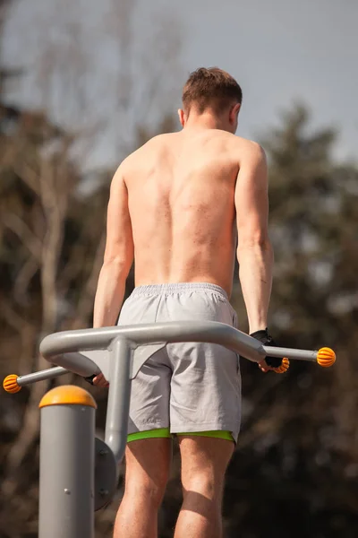 Männlicher Sportler Trainiert Sein Hochziehen Von Hinten Ohne Hemd — Stockfoto