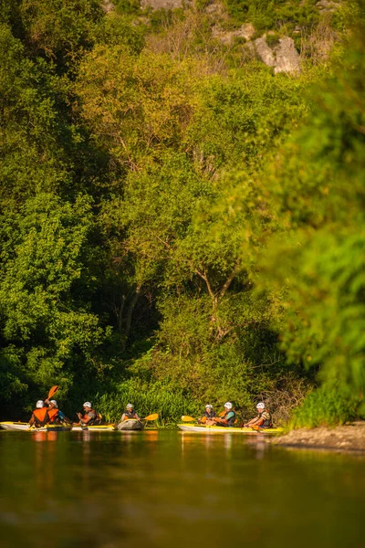 Grupo Kayakers Estão Caiando Juntos Enquanto Havinga Olhar Para Pôr — Fotografia de Stock