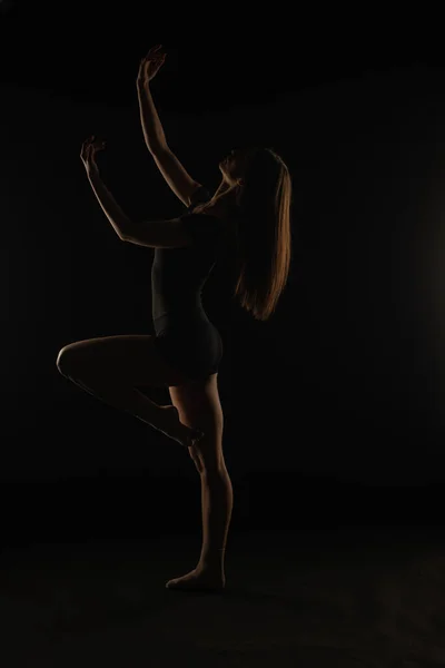 Ung Ballerina Försöker Banka Henne Tillbaka Studio Siluett — Stockfoto