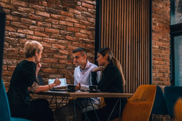 Unternehmensberaterin Zeigt Ihren Kollegen Café Geschäftsstrategie Auf Dem Tablet — Stockfoto