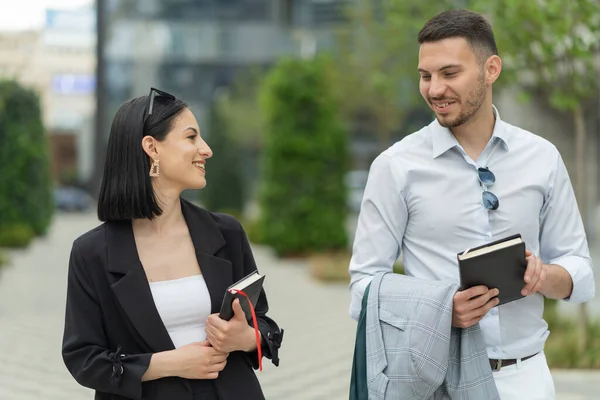 Belo Retrato Dois Empresários Conversando Uns Com Outros — Fotografia de Stock