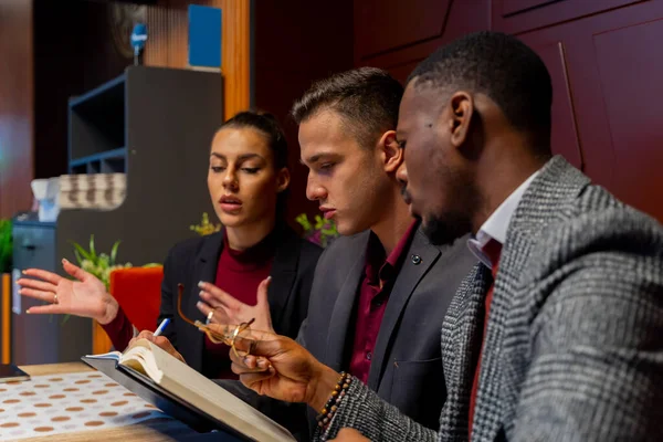 Groep Van Multiraciale Zakenmensen Denken Praten Plannen — Stockfoto