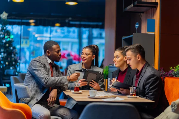 Groep Van Multiraciale Zakenmensen Praten Bedrijfsplannen — Stockfoto