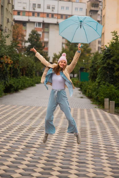 Aantrekkelijk Mooi Meisje Springen Terwijl Gelukkig Regen — Stockfoto