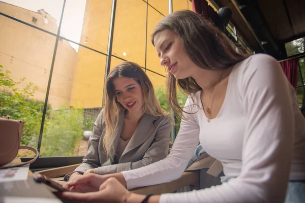 Dos Amzing Hermosas Hermanas Están Mirando Teléfono Juntas — Foto de Stock