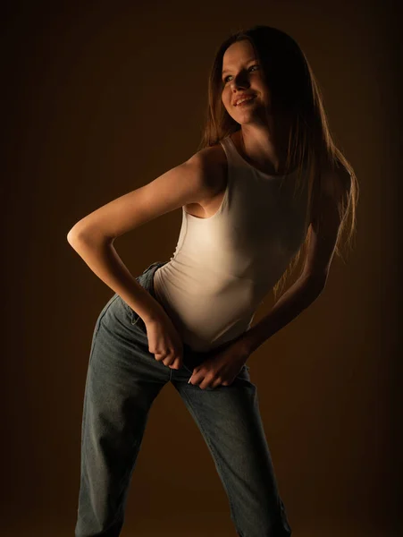 Atractiva Hermosa Joven Está Sosteniendo Postura Posando Estudio Sobre Fondo — Foto de Stock