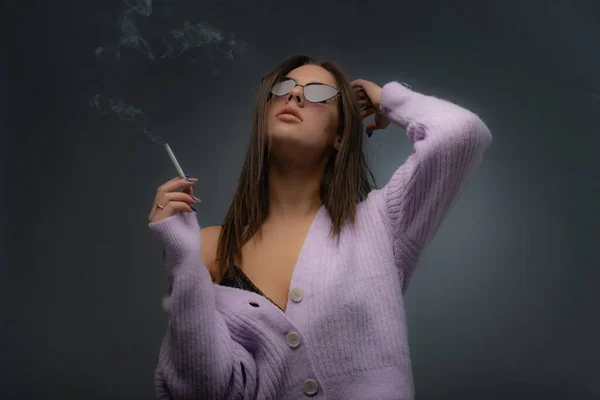 Aantrekkelijk Mooi Heet Meisje Poseert Met Sigaret Haar Hand Zoek — Stockfoto