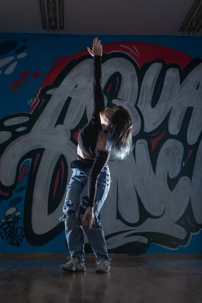 Kobieta Tancerka Activewear Kucki Podłodze Nowoczesnego Studia Tańca Patrząc Ciebie — Zdjęcie stockowe