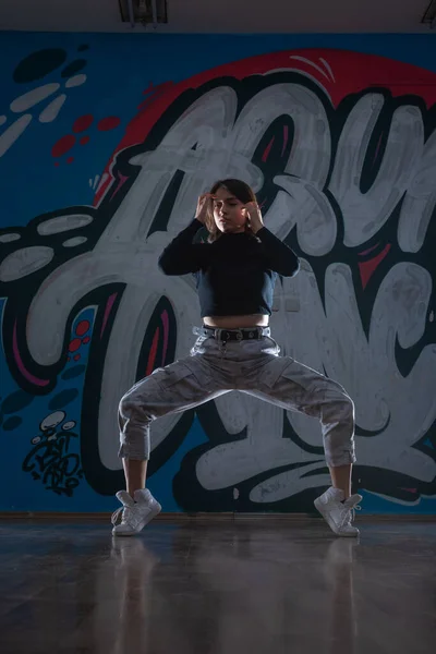 Silhouet Van Jonge Hiphop Danser Breakdancer Dansend Graffiti Studio Achtergrond — Stockfoto