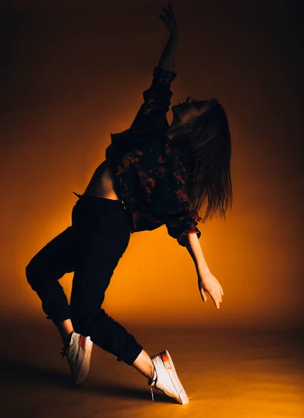 Esbelta Bailarina Flexible Durante Una Práctica Danza Estudio Moderno — Foto de Stock