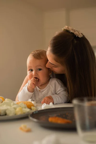 Lieve Moeder Kijken Naar Haar Baby Meisje Eet Het Eten — Stockfoto