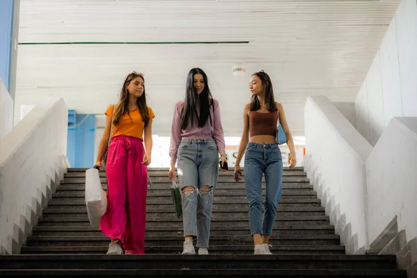 Drie Aantrekkelijke Mooie Vriendinnen Lopen Trap Met Boodschappentassen Hun Handen — Stockfoto